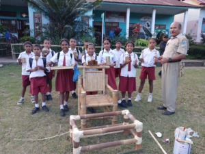 Bambu Masuk Sekolah: Cara Kreatif Yayasan Bambu Lingkungan Lestari Rayakan Hari Anak Nasional di Wolowea