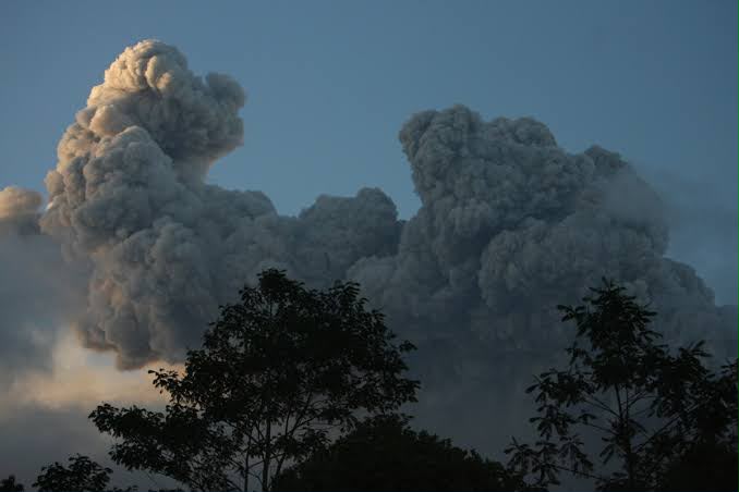 Rumah di Atas Awan, Ingatan di Bawah Puing: Memori Kolektif Erupsi Merapi Melalui Desa Relokasi