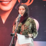 Di Ambang Pintu Merah: Membaca Kuasa, Cermin, dan Kematian dengan Derrida