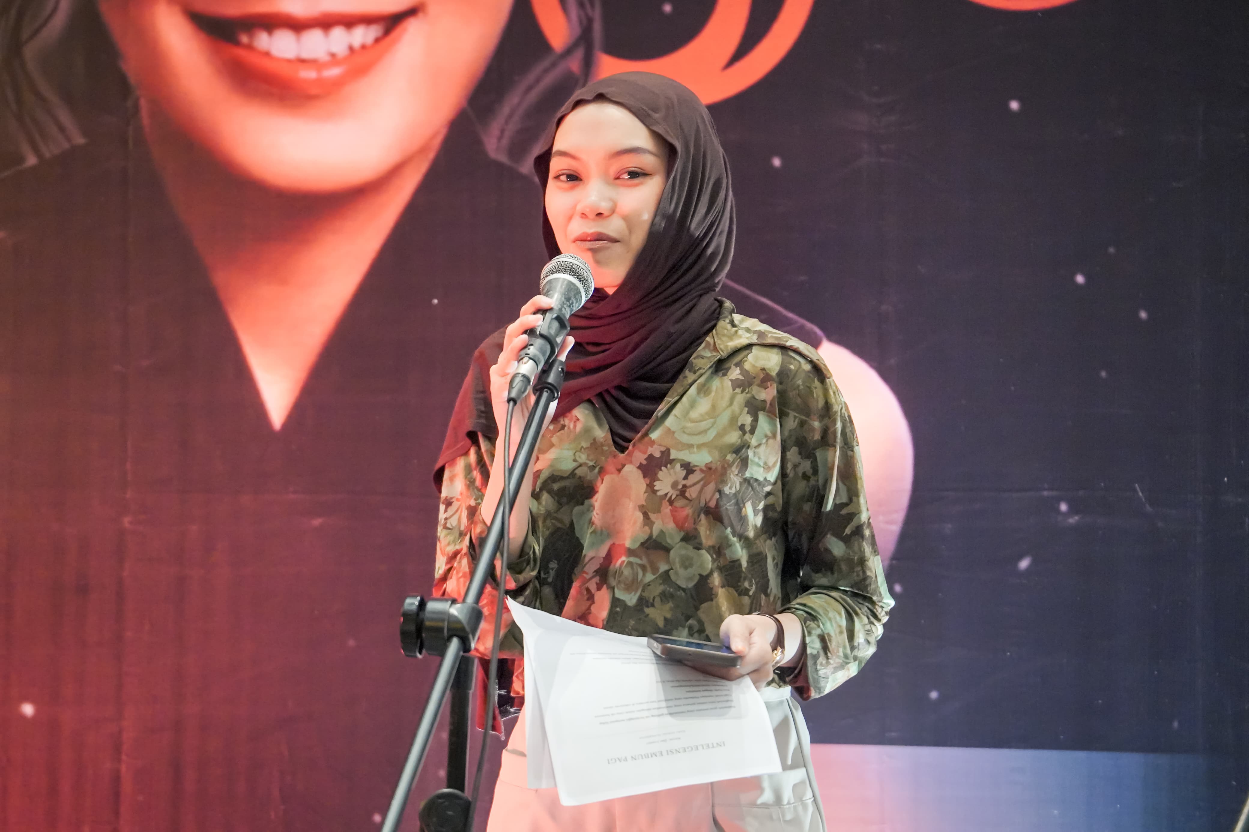 Di Ambang Pintu Merah: Membaca Kuasa, Cermin, dan Kematian dengan Derrida